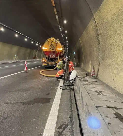 金乡隧道排水渠清淤